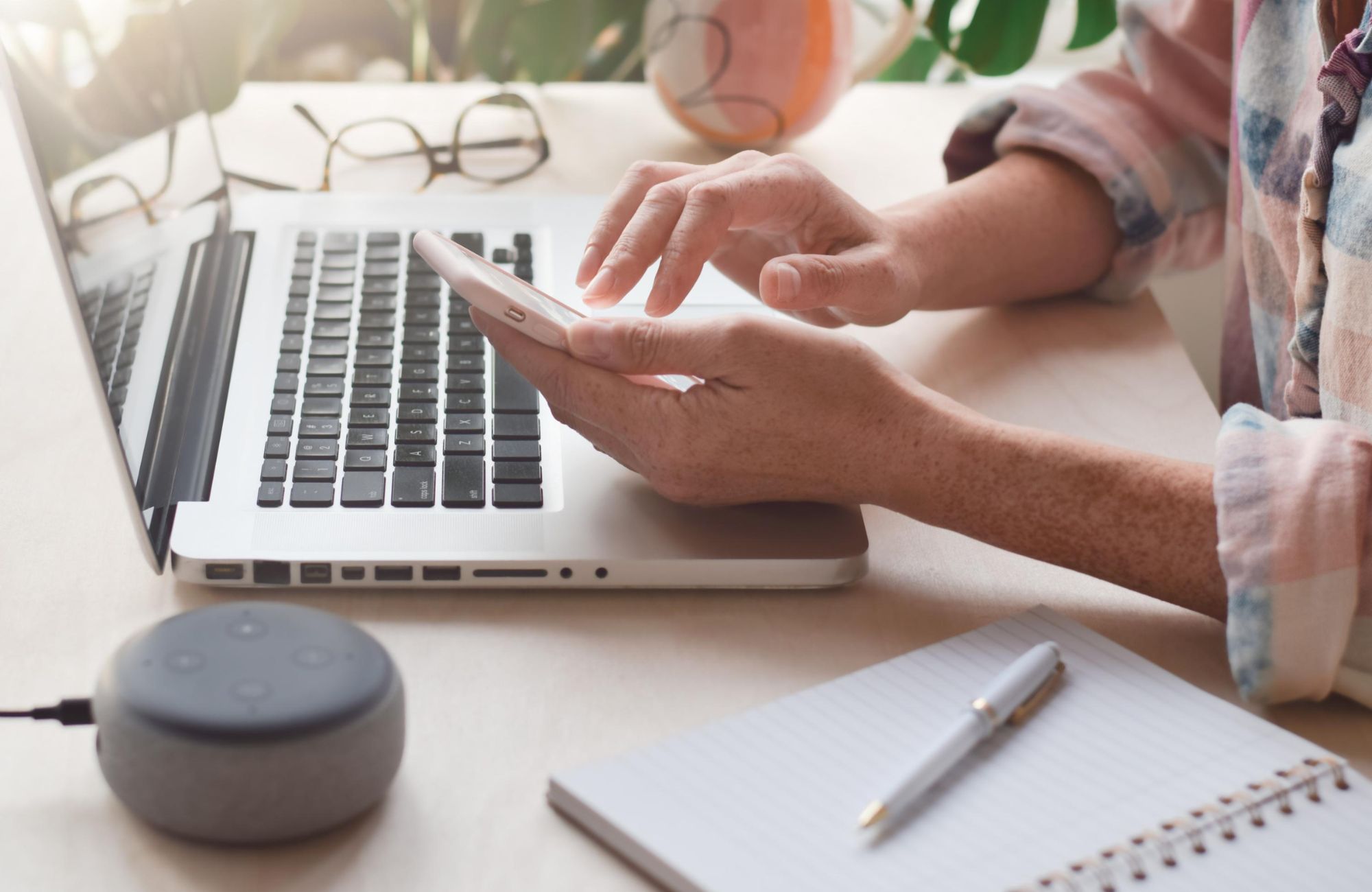 woman-sitting-at-desk-with-laptop